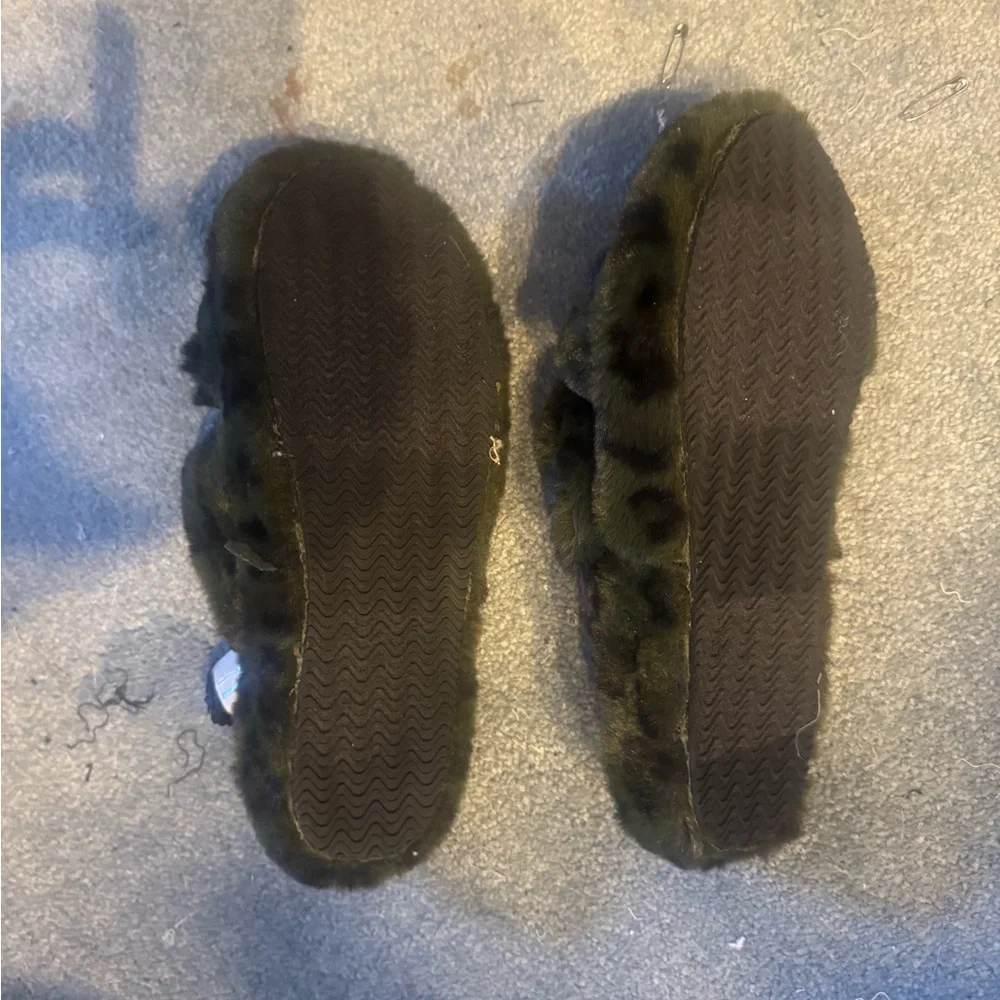 Array size 8 soft and cozy cheetah olive green and black sandals/slippers - Picture 5 of 5
